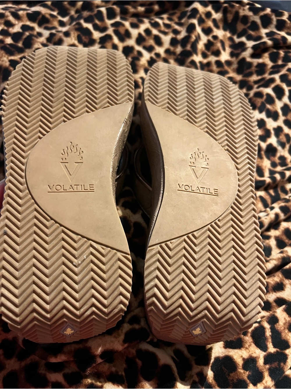 Volatile Women 7 Wedge Sandals, cool embossed floral sides/straps, good cond. - Picture 8 of 9